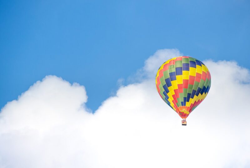 青空にカラフルな気球の画像